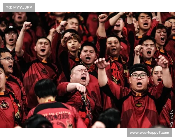 教练员看台握拳嘶吼，关键冲刺时刻情绪失控